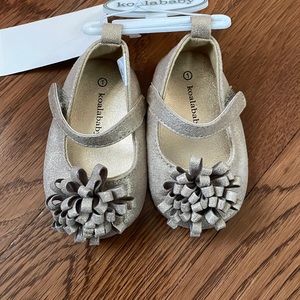 Baby girl size 1 gold glitter dress shoes, never worn